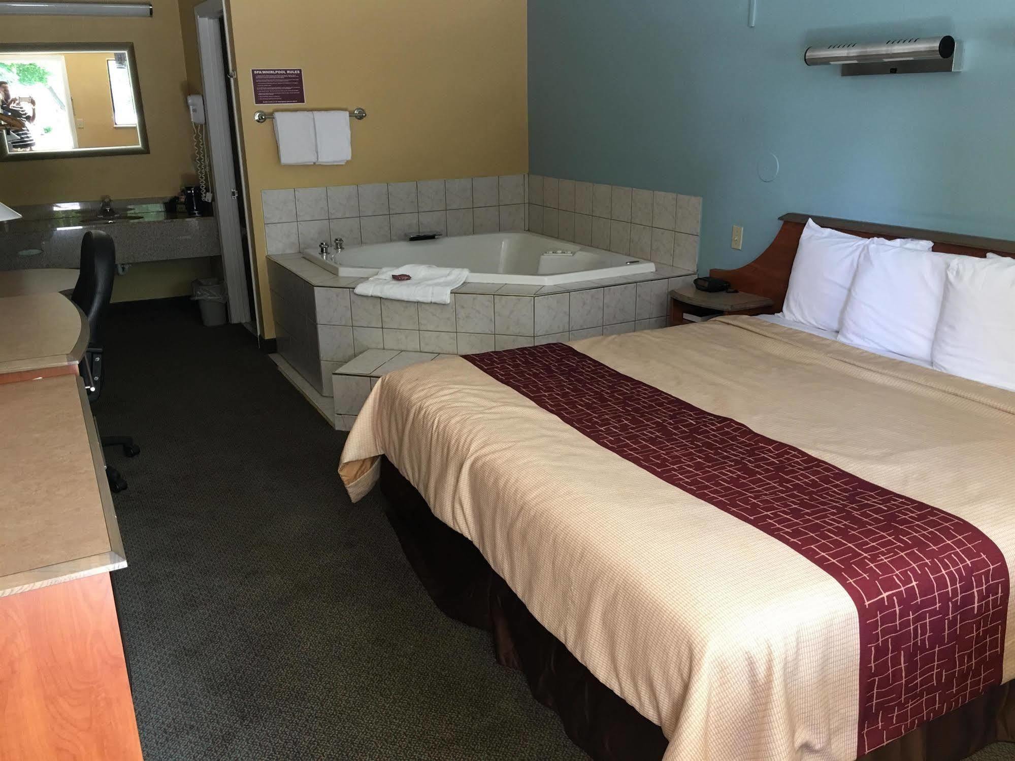 Super 8 By Wyndham Findlay Hotel Buitenkant foto